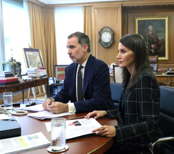 Sus Majestades los Reyes reciben información por parte del presidente del Consejo General Colegios Oficales de Médicos