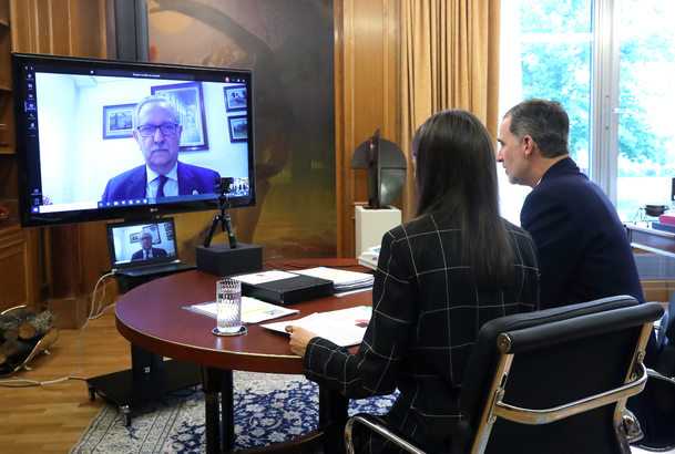 Don Felipe y Doña Letizia durante el desarrollo de la videoconferencia