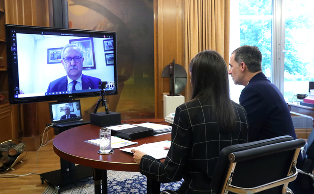 Don Felipe y Doña Letizia durante el desarrollo de la videoconferencia