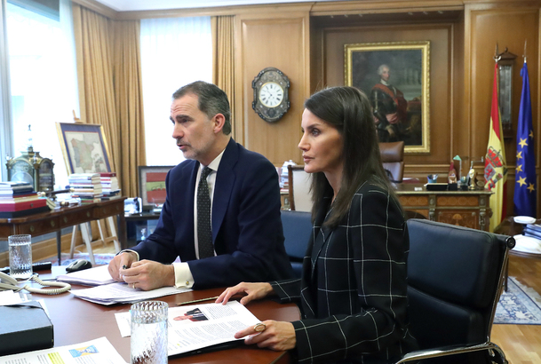 Sus Majestades los Reyes durante la videoconferencia  con el presidente del Consejo General Colegios Oficales de Enfermería