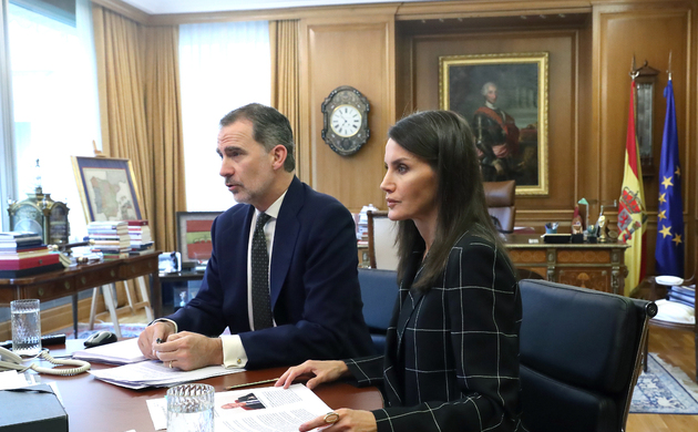 Sus Majestades los Reyes durante la videoconferencia  con el presidente del Consejo General Colegios Oficales de Enfermería
