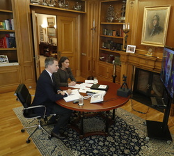 Sus Majestades los Reyes durante la videoconferencia con el presidente del Consejo General de Colegios Oficiales de Psicólogos