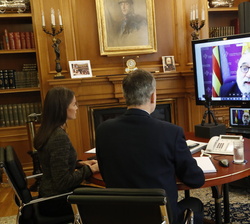 Sus Majestades los Reyes conversan con el presidente del Consejo General de Colegios Oficiales de Psicólogos