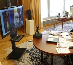 Sus Majestades los Reyes durante la videoconferencia con el presidente del Consejo General de Colegios Oficiales de Psicólogos