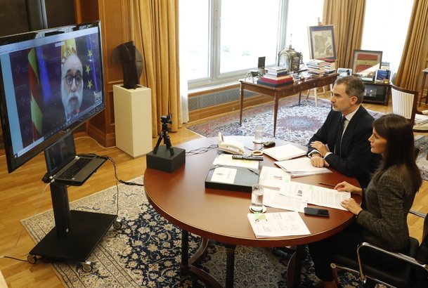 Sus Majestades los Reyes durante la videoconferencia con el presidente del Consejo General de Colegios Oficiales de Psicólogos