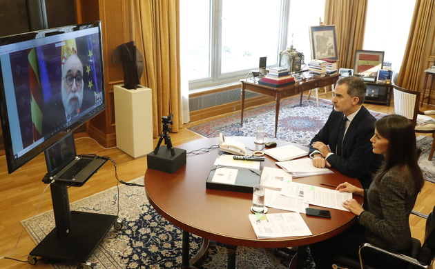 Sus Majestades los Reyes durante la videoconferencia con el presidente del Consejo General de Colegios Oficiales de Psicólogos