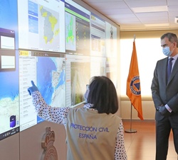 Don Felipe durante su visita a la sala de operaciones del CENEM