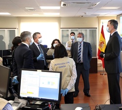 Su Majestad el Rey conversó con el subdirector General de Prevención, Planificación y Emergencias, la jefa de Sala y los operadores presentes en la sa