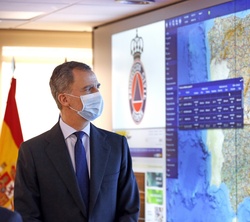Don Felipe en la sala de operaciones del CENEM