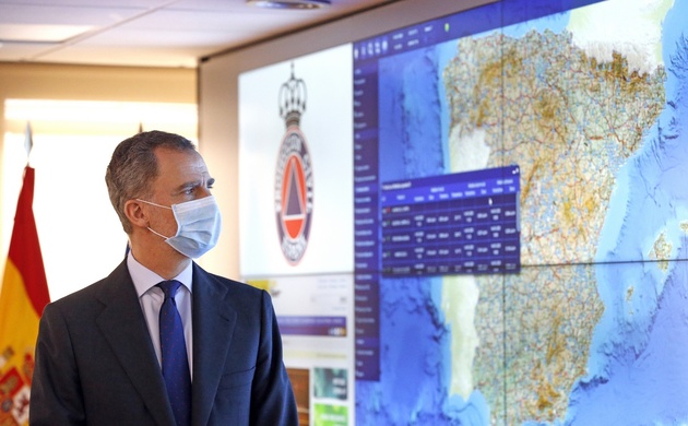Don Felipe en la sala de operaciones del CENEM