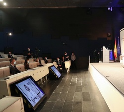 Sus Majestades los Reyes en la primera fila de asientos siguen el acto de la presentación del Informe Cotec