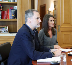 Los Reyes durante el desarrollo de la videoconferencia con los representantes de la nueva generación de literatura joven española