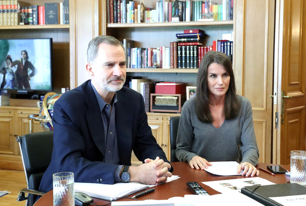 Don Felipe y Doña Letizia durante el desarrollo de la videoconferencia con los representantes de la nueva generación de literatura joven española