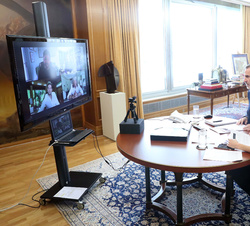 Los Reyes durante el desarrollo de la videoconferencia con los representantes de la música española