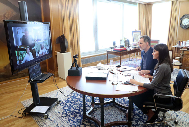 Los Reyes durante el desarrollo de la videoconferencia con los representantes de la música española