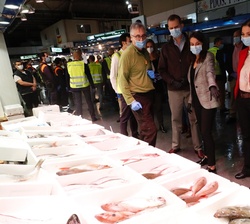 Sus Majestades los Reyes durante su recorrido por la nave del mercado de pescados y mariscos