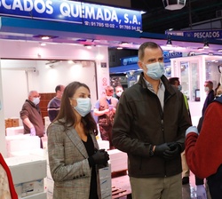 Don Felipe y Doña Letizia conversan con un empleado de un puesto en la nave del mercado de pescados y mariscos