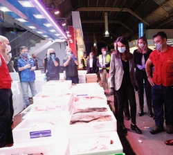 Sus Majestades los Reyes durante su recorrido por la nave del mercado de pescados y mariscos