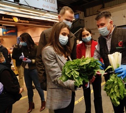Los Reyes con un empleado de un puesto de las naves de frutas y verduras