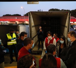 Don Felipe y Doña Letizia conversan con un grupo de transportistas