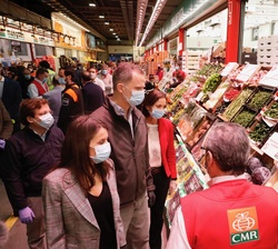 Don Felipe y Doña Letizia en uno de los puestos de las naves de frutas y verduras