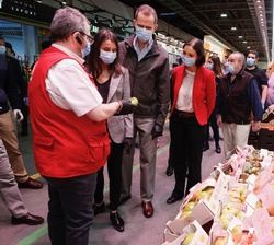 Los Reyes con un empleado de un puesto de las naves de frutas y verduras