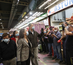 Don Felipe y Doña Letizia saludan a varios trabajadores de uno de los puestos