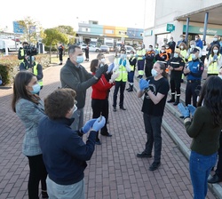 Los Reyes junto a las autoridades que les acompañan en la visita y personal de Mercamadrid