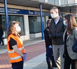 Sus Majestades los Reyes saludan a una de las trabajadoras de la empresa de limpieza de Mercamadrid