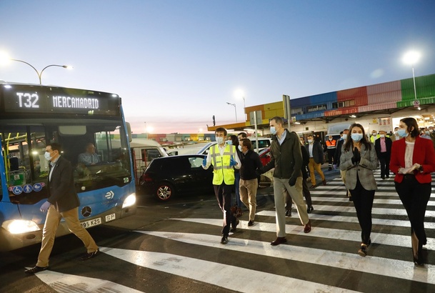 Sus Majestades los Reyes durante su visita a las instalaciones de Mercamadrid