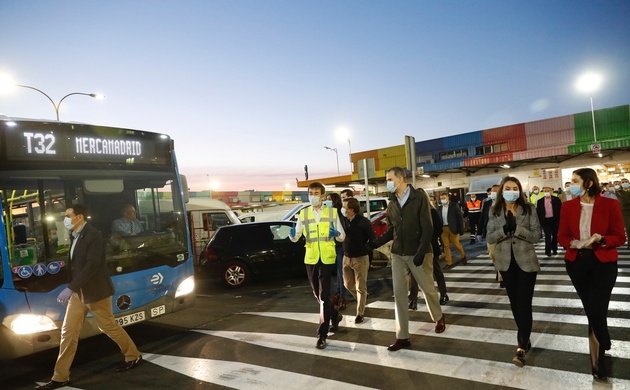 Sus Majestades los Reyes durante su visita a las instalaciones de Mercamadrid