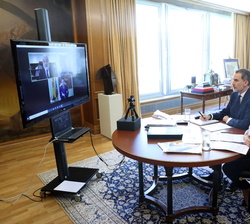 Sus Majestades los Reyes en videoconferencia con representantes de la Confederación Española de Comercio