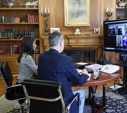 Sus Majestades los Reyes en videoconferencia con representantes de la Confederación Española de Comercio