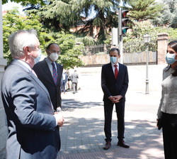 Sus Majestades los Reyes, acompañados del ministro de Ciencia e Innovación, son recibidos por el presidente y director del Real Institudo Elcano a su 