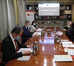 Don Felipe  y Doña Letizia durante la celebración de la reunión