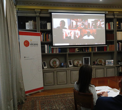 Sus Majestades los Reyes durante la reunión en la que habia participantes en videollamada