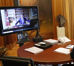 Su Majestad el Rey conversa con Manel Albiac durante la videoconferencia con el Colegio de Abogados de Tarragona
