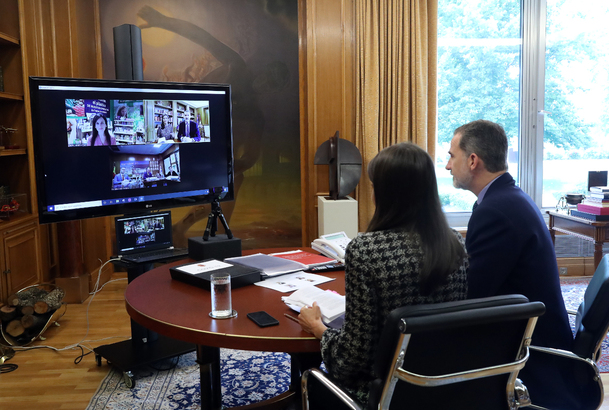 Los representantes del Grupo Carrefour que ha participado en la videcoconferencia con Sus Majestades los Reyes comparten sus inquietudes e impresiones