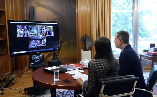Los representantes del Grupo Carrefour que ha participado en la videcoconferencia con Sus Majestades los Reyes comparten sus inquietudes e impresiones