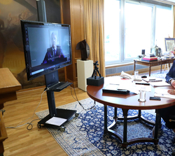 Sus Majestades los Reyes conversan por videoconferencia con el presidente de la Confederación Española de Agencias de Viajes