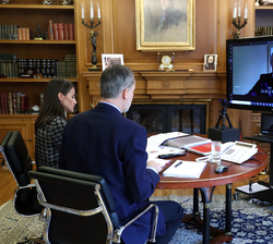 Carlos Garrido de la Cierva, presidente de la confederación, explica a Sus Majestades los Reyes, la situación actual del negocio y los daños sufridos 