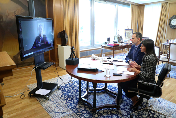 Sus Majestades los Reyes conversan por videoconferencia con el presidente de la Confederación Española de Agencias de Viajes