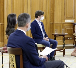 La premio social FDdGi 2018, Arancha Martínez Fernández, durante el encuentro con Don Felipe y Doña Letizia