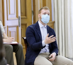 Francisco Javier Gutiérrez Álvarez, Centro Nacional de Biotecnología del CSIC, en un momento del encuentro con Don Felipe y Doña Letizia