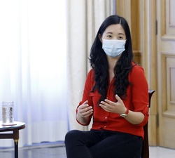 Lucía Zhu, durante el encuentro mantenido con Don Felipe y Doña Letizia