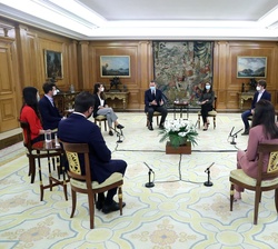 Un momento del encuentro mantenido por Don Felipe y Doña Letizia con jóvenes talentos en el Palacio de La Zarzuela