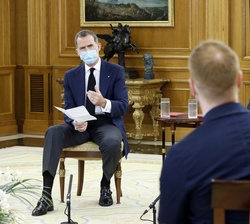 Su Majestad el Rey conversa con los jóvenes talentos durante el encuentro mantenido en el Palacio de La Zarzuela