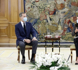 Don Felipe y Doña letizia en un momento del encuentro mantenido en el Palacio de La Zarzuela con jóvenes talentos