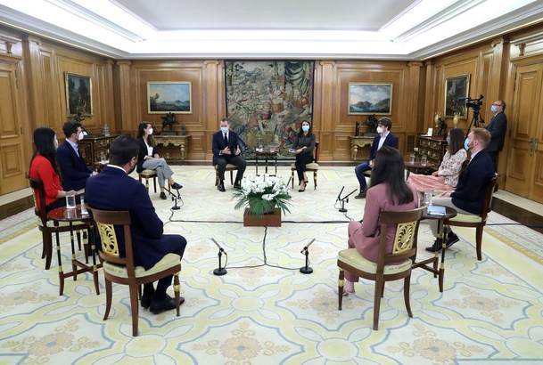 Un momento del encuentro mantenido por Don Felipe y Doña Letizia con jóvenes talentos en el Palacio de La Zarzuela