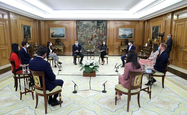 Un momento del encuentro mantenido por Don Felipe y Doña Letizia con jóvenes talentos en el Palacio de La Zarzuela